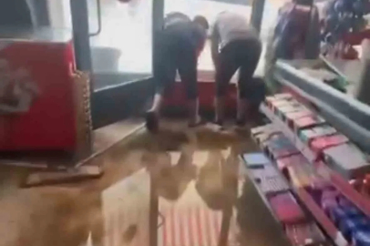 Muş’ta sağanak ve dolu yağışı: İş yerlerini su bastı
