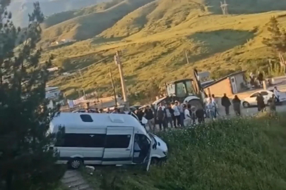 Mezarlık ziyareti dönüşü faciadan dönüldü: Freni patlayan minibüs şarampole yuvarlanmaktan son anda kurtuldu
