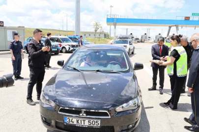 Şehir protokolünden karayolunda çikolatalı kutlama
