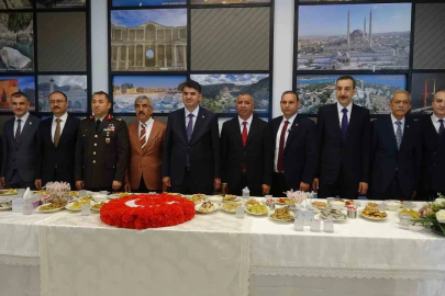 Kilis’te bayramlaşma töreni Millet Bahçesi’nde gerçekleştirildi
