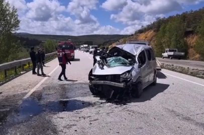 Yozgat’ta bariyerlere çarpan hafif ticari araçtaki 6 kişi yaralandı
