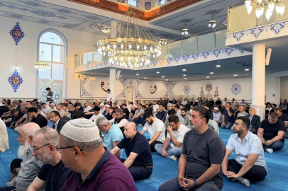 Almanya’da Müslümanlar, bayram namazı için Brühl Camii’ne akın etti
