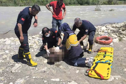Serinlemek için girdiği suda can verdi
