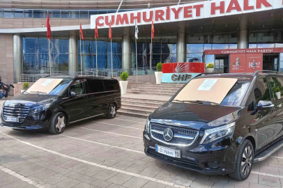 Özgür Özel döneminde CHP’ye tahsis edildiği iddia edilen iki araç "Haram parayla alınmıştır" yazısıyla sergilendi
