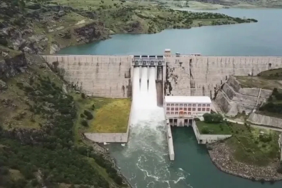 Elazığ’da bir barajın daha kapakları açıldı
