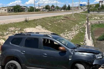 Siirt’te kontrolden çıkan otomobil yol kenarına savruldu: 2 yaralı
