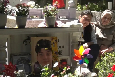 Gülhan Ünlü oğlu Atlas’ın mezarı başında gözyaşlarını tutamadı: "Atlas’sız ikinci bayramımız, acımız gün gün katbekat artıyor"
