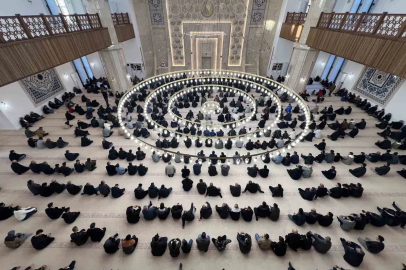 Kars’ta bayram namazında camiler doldu taştı
