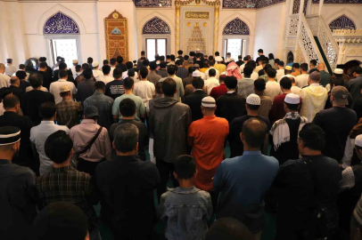 Tokyo Camii’nde bayram namazı yoğun katılım nedeniyle 3 kez kılındı
