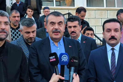 Milli Eğitim Bakanı Yusuf Tekin bayram namazını baba ocağı Uzundere’de kıldı
