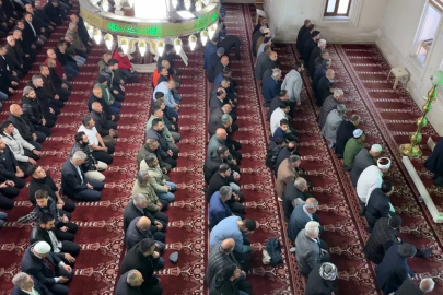 Yüksekova’da bayram namazında vatandaşlar camileri doldurdu
