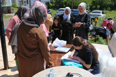 Kurbanlık olarak kestikleri 30 küçükbaş hayvanı, ihtiyaç sahiplerine ulaştırdı
