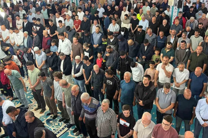 Osmaniye’de bayram namazında camiler doldu, vatandaşlar protokolle bayramlaştı
