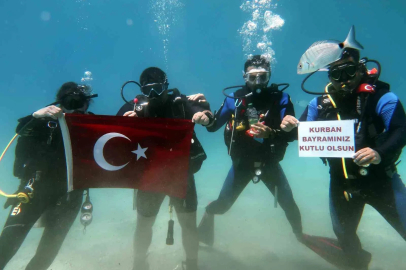 Fethiye’de dalgıçlardan ’ıslak’ bayram kutlaması
