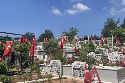 Osmaniye deprem şehitliğinde hüzünlü bayram
