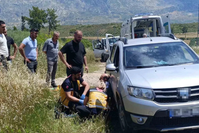 Devrilen traktörden kabin sayesinde yaralı kurtuldu
