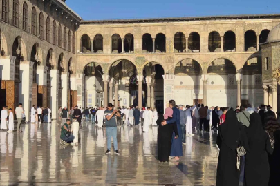 Suriye’de binlerce kişi tarihi Emevi Camii’nde bayram namazı kıldı
