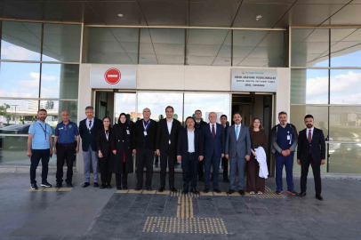 Vali Çiçek’ten hastanede tedavi gören vatandaşlara bayram ziyareti
