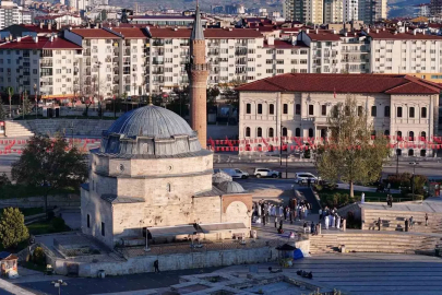 Yöresel kıyafetleriyle tarihi camide bayram namazı kıldılar
