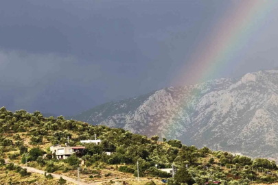 Türk bayrağı ve gökkuşağı aynı karede buluştu
