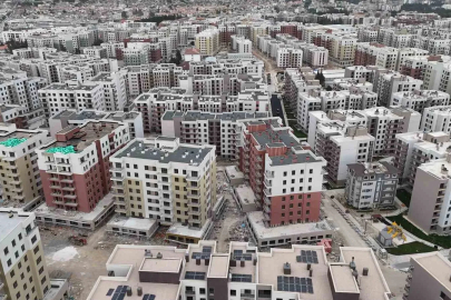 Depremde yüzlerce kişiye mezar olan ve yeniden inşa edilen mahallede şükür namazı kılındı
