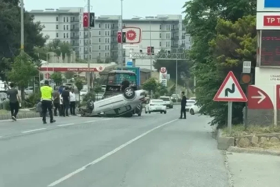 Hatay’da refüje çarpan otomobil takla attı, sürücü yaralandı
