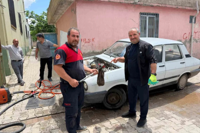Otomobilin motoruna giren yılanı itfaiye çıkardı
