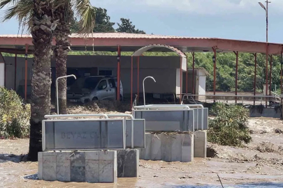 Hatay’da araçlar ve evler sular altında kaldı
