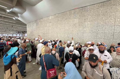 Şeytanı taşladılar, haccı tamamladılar
