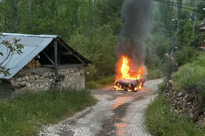 Yangın çıkan araç hurdaya döndü
