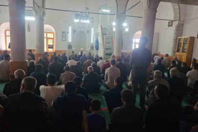 Bayramın üçüncü gününde, vatandaşlar cuma namazında camileri doldurdu
