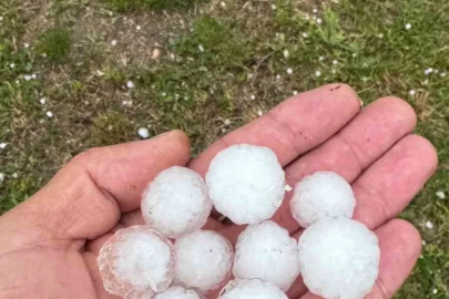 Sivas’ta fındık büyüklüğünde dolu yağdı, ağaçlar çiçek döktü

