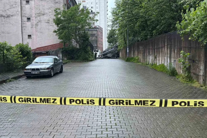 Hopa’da yağış sonrası heyelan: Dev kayalar yolu kapattı
