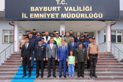 Bayburt’ta bayram nöbetindeki güvenlik güçleriyle bayramlaşıldı
