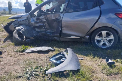 Sivas’ta iki otomobilin çarpıştığı kazada 4 kişi yaralandı
