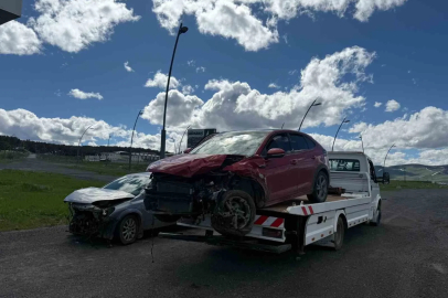 Kars-Sarıkamış kara yolunda kaza: 2 yaralı
