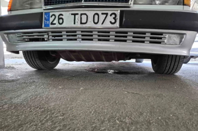 Katlı otoparkta yakıt sızdıran otomobil paniğe sebep oldu
