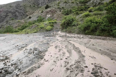 Erzincan-Kemah yolunda heyelan
