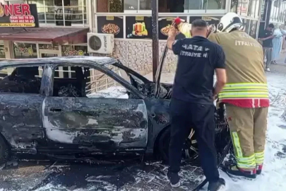 Hatay’da park halindeki otomobil alevler içinde yandı
