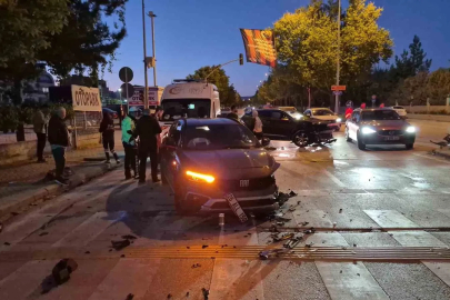 Eskişehir’de kavşakta iki otomobil çarpıştı: 2 yaralı
