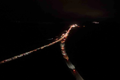 Kemikli rampalarında bayram dönüşü yoğunluğu gece de sürdü
