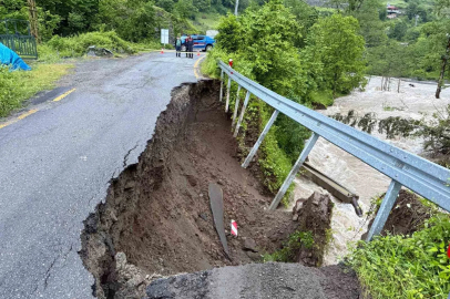 Artvin’de dere taştı, 5 köyün ulaşımını sağlayan yol hasar gördü
