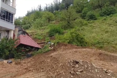 Osmaniye’de toprak kayması: Prefabrik ev devrildi, traktör göçük altında kaldı
