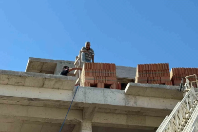 Antalya’da inşaatta mahsur kalan ustayı itfaiye ekipleri kurtardı
