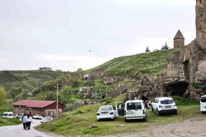 Ahlat’ın tarihi ve doğal güzelliklere bayram ilgisi
