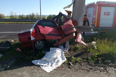 Bolu’da otomobil yön direğine çarptı: 2 ölü, 1 yaralı
