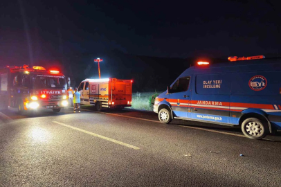 Bariyerlere çarpan yolcu otobüsü alev aldı: 3 ölü, 20 yaralı
