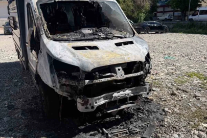 Siirt’te park halindeki kamyonet yandı
