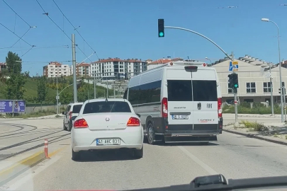 Servis aracını otomobilin üzerine böyle sürdü
