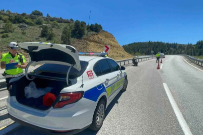 Kontrolden çıkan motosiklet bariyerlere çarptı: 1 yaralı
